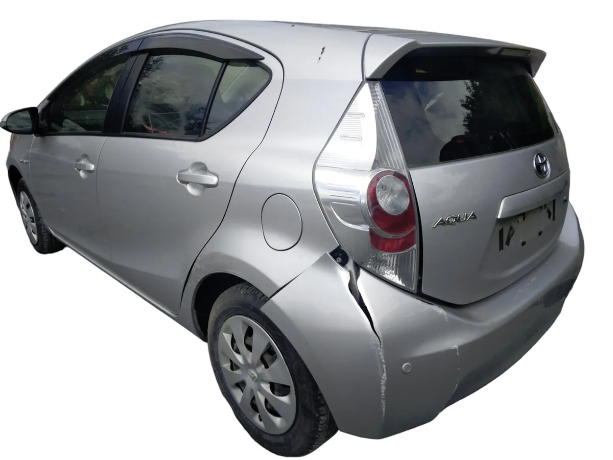 2014 TOYOTA AQUA For Breaking/Dismantling - Image 4
