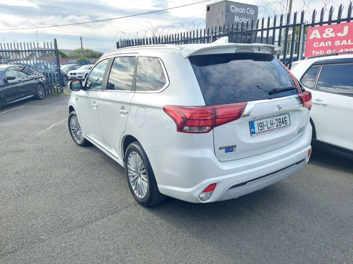 19 Mitsubishi Outlander 2.4 Hybrid - Image 4