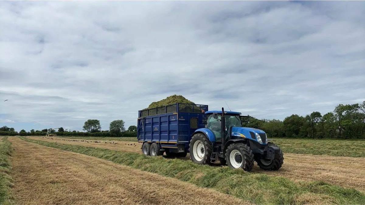 Tractor and driver for hire - Image 1