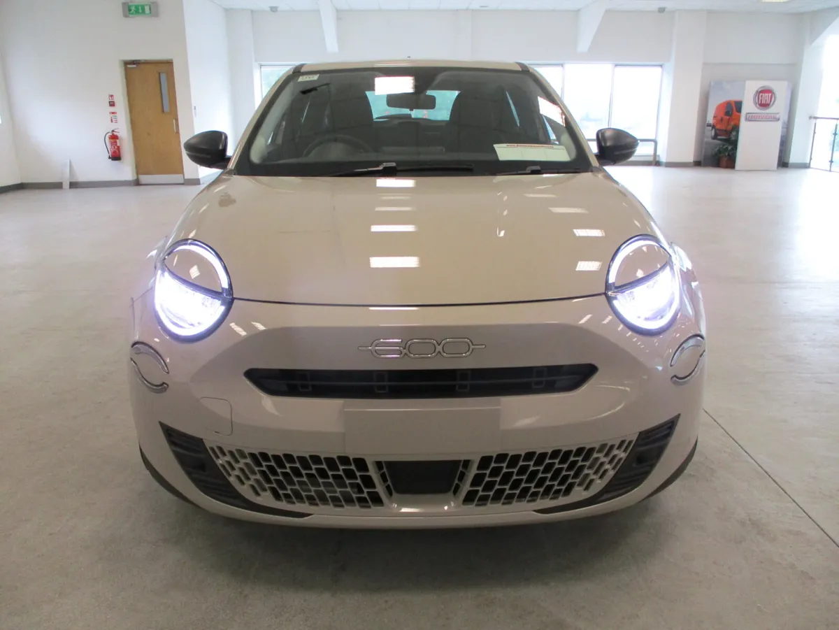 NEW 252 OFFERS FIAT 600 HYBRID MHEV 1.2 PET AUTO - Image 4