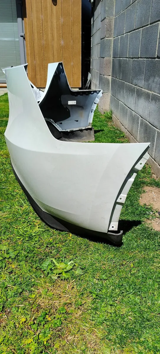 Tesla Model Y tailgate trunk and rear bumper - Image 4