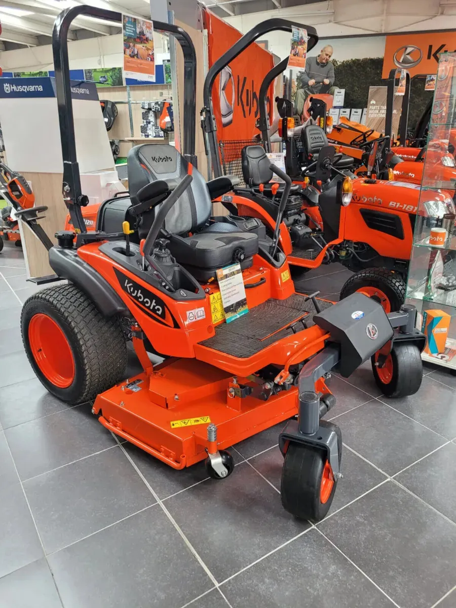 Kubota ZD1211 Diesel Zero Turn Lawnmower - Image 1
