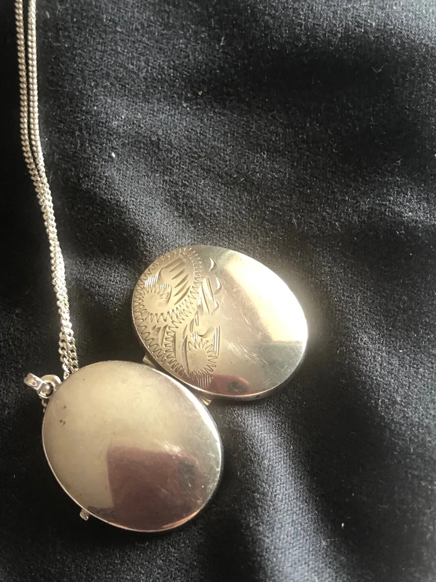 Silver locket & chain - Image 1
