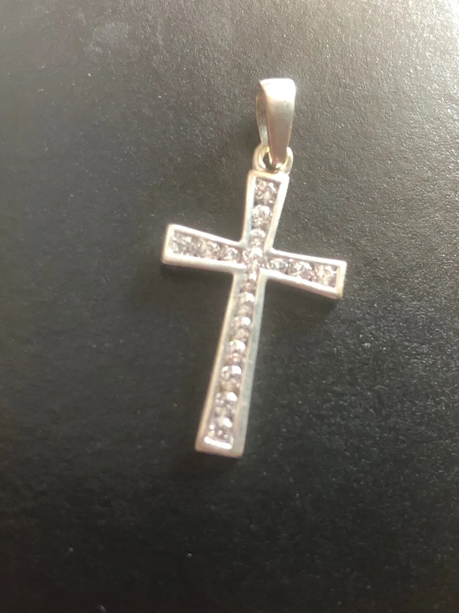 9ct white gold cross - Image 1