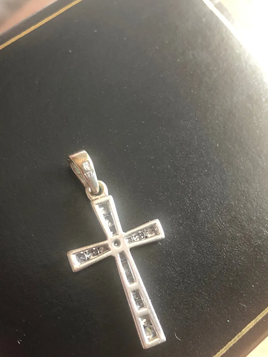 9ct white gold cross - Image 2