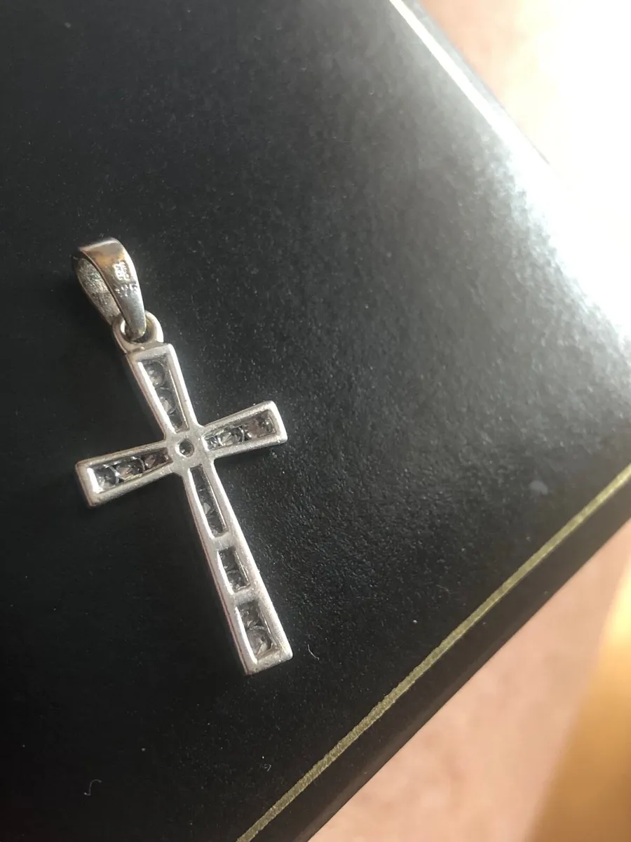 9ct white gold cross - Image 3