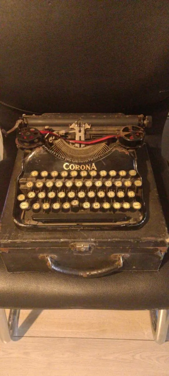 Antique Typewriter with original case - Image 2