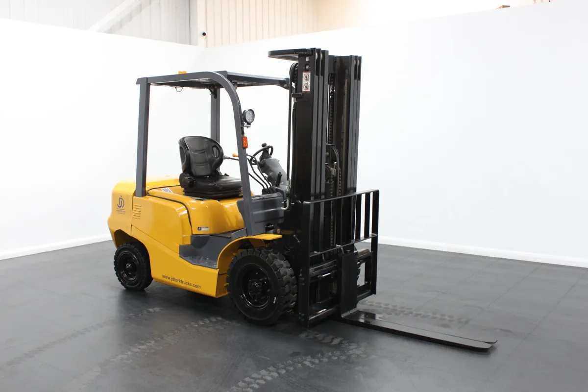 UNI TCM- FD25 2.5T Diesel Counter Balance Forklift - Image 3