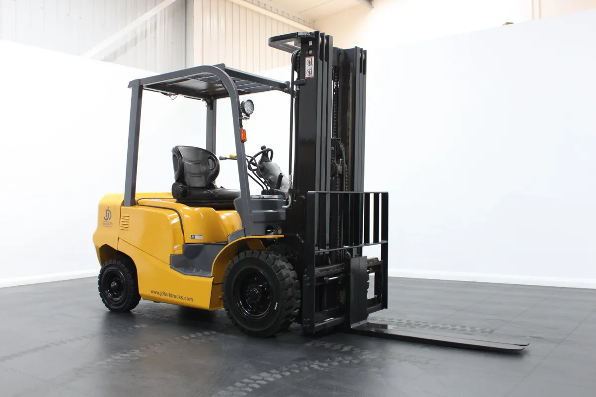 UNI TCM- FD25 2.5T Diesel Counter Balance Forklift - Image 1