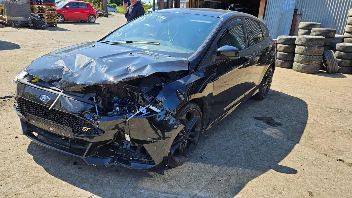 Breaking 2016 Ford focus 2.0 ST-2 turbo - Image 2