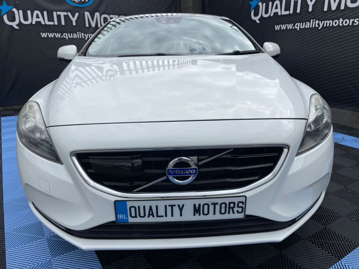 2015 VOLVO V40 (S30) - Image 1