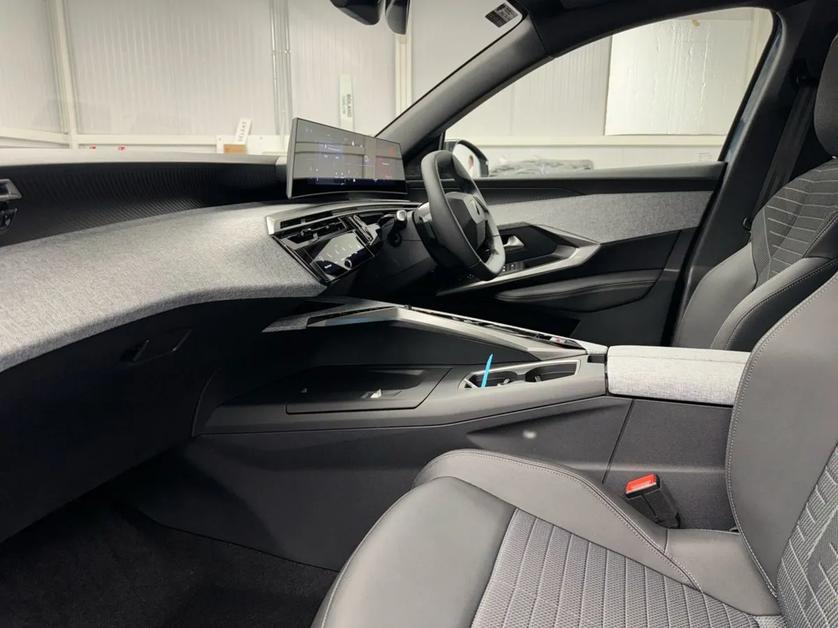 Peugeot 3008 1.2 Hybrid Allure  free Service Plan - Image 4