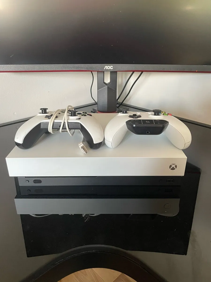 Xbox One X White 1Tb + 30 games - Image 1