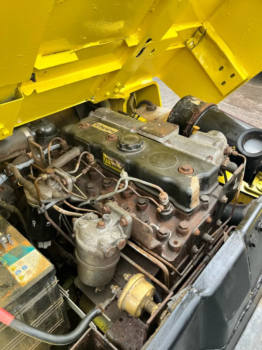 Forklift - Image 4