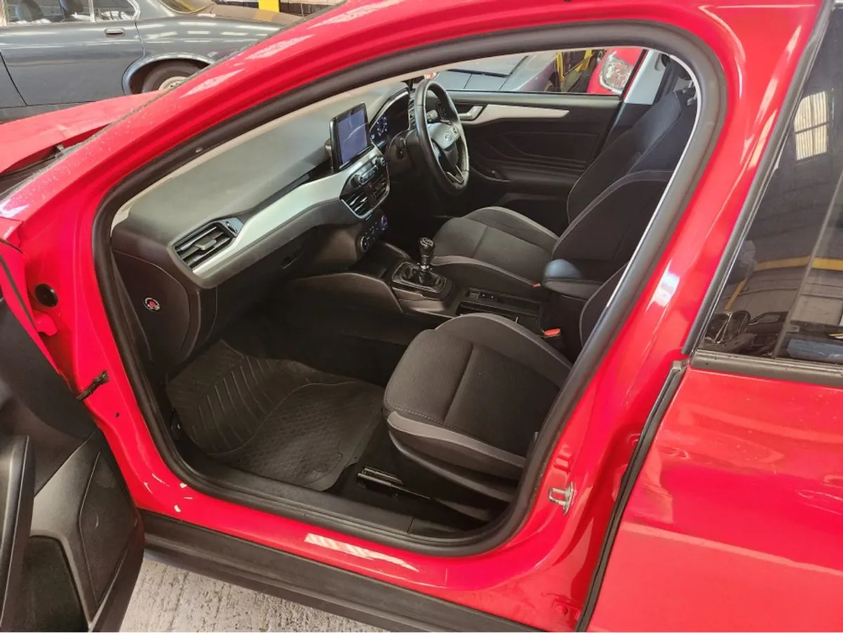 Ford Focus 1.0 Zetec Ecoboost 100PS 5DR T// New M - Image 4