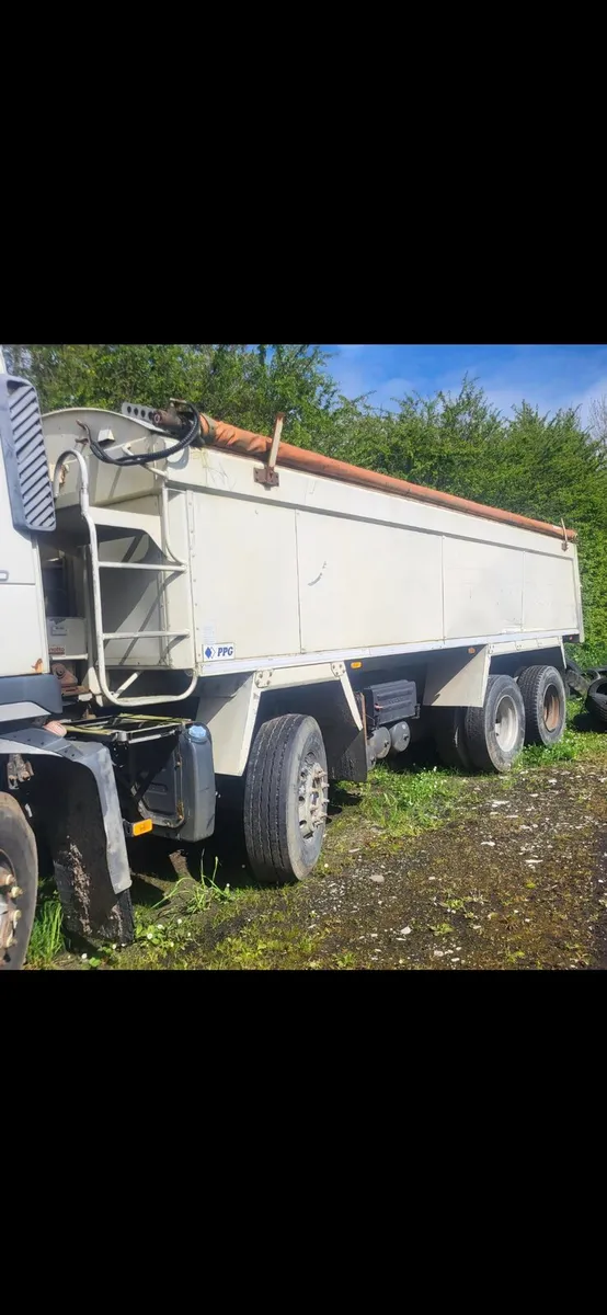 Volvo tipper - Image 2