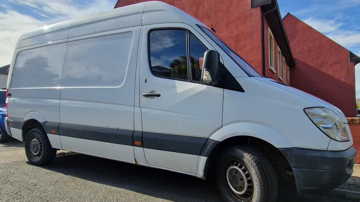 Mercedes-Benz Sprinter 2011 Red CDI - Image 1