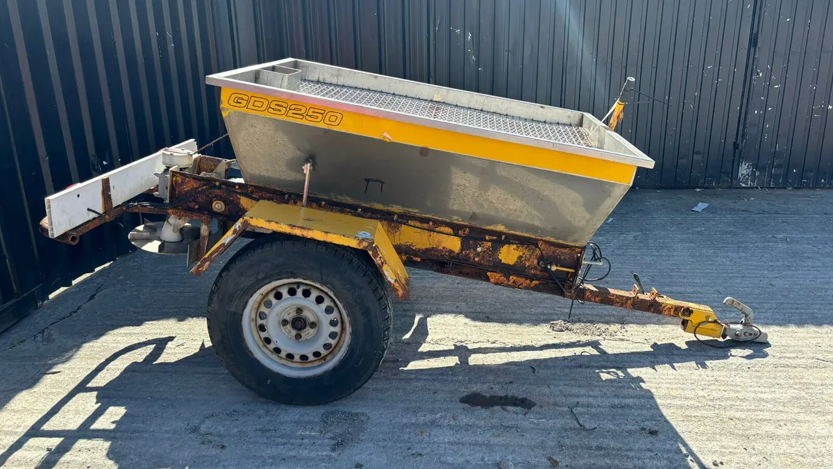 Logic GDS250 Grit / Salt Spreader - Image 3