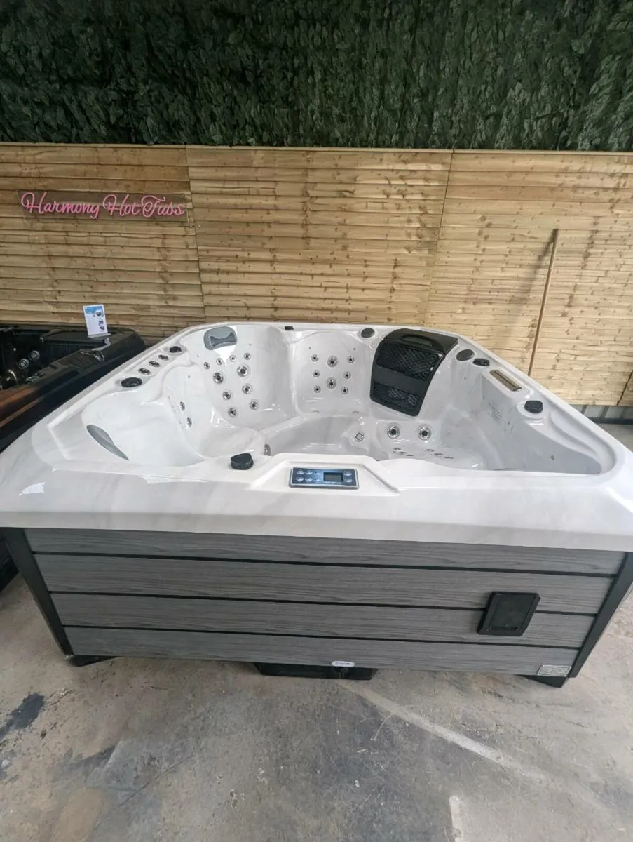 6 person Hot tub - Image 1