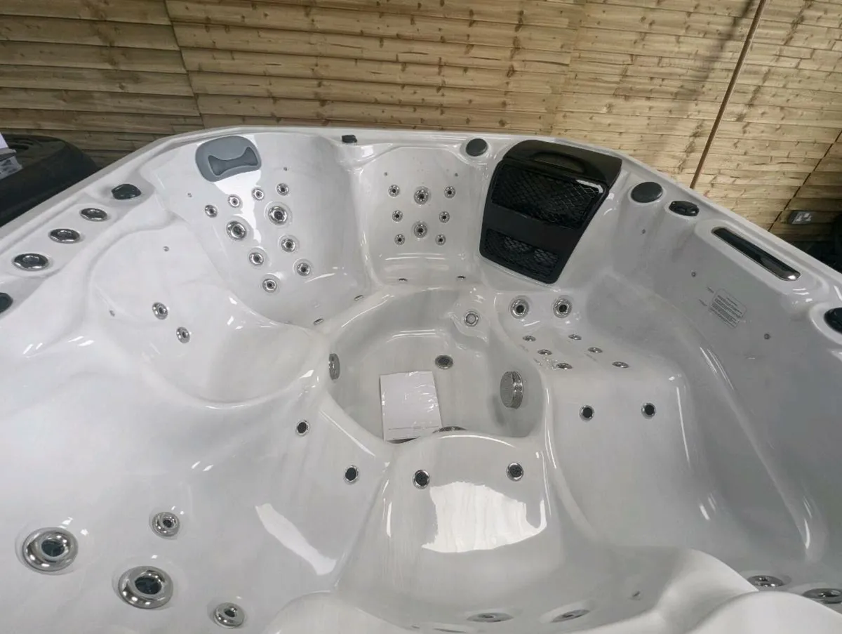 6 person Hot tub - Image 2