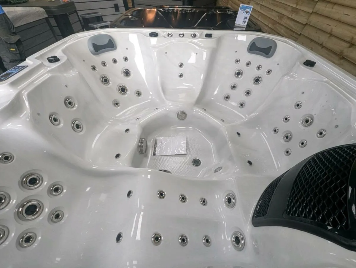 6 person Hot tub - Image 3