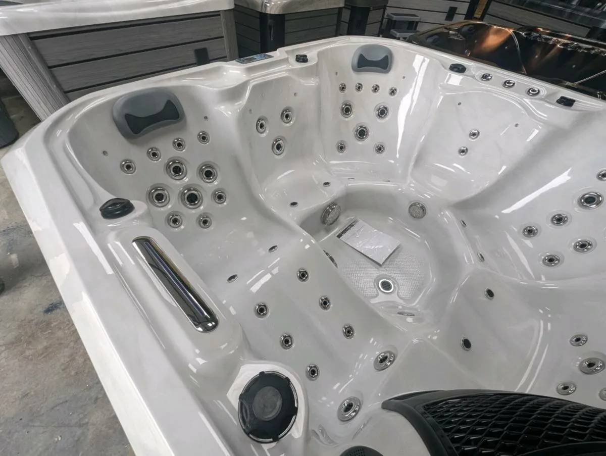 6 person Hot tub - Image 4