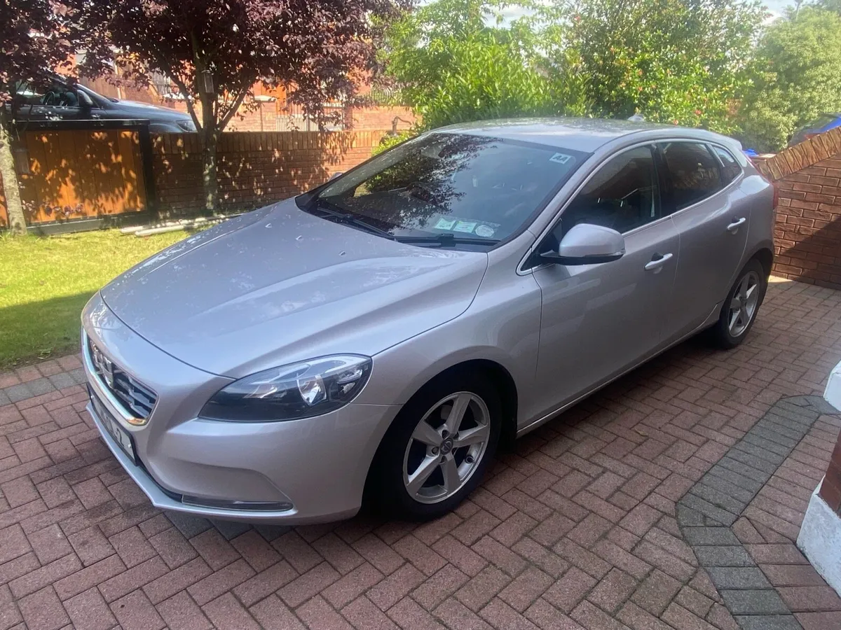 Volvo V40 - Image 2