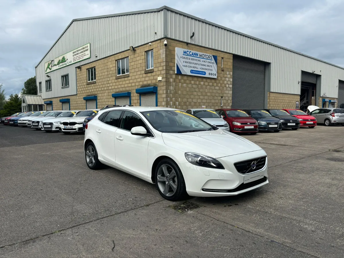 VOLVO V40 1.6 auto fully loaded - Image 1