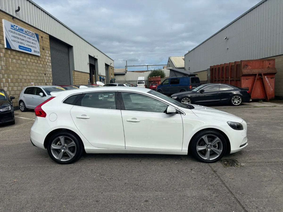 VOLVO V40 1.6 auto fully loaded - Image 3