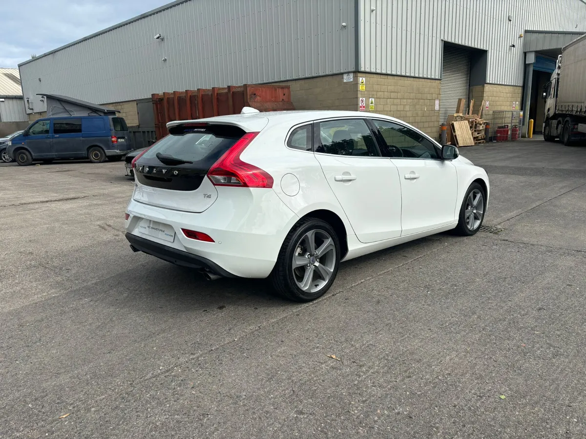 VOLVO V40 1.6 auto fully loaded - Image 4