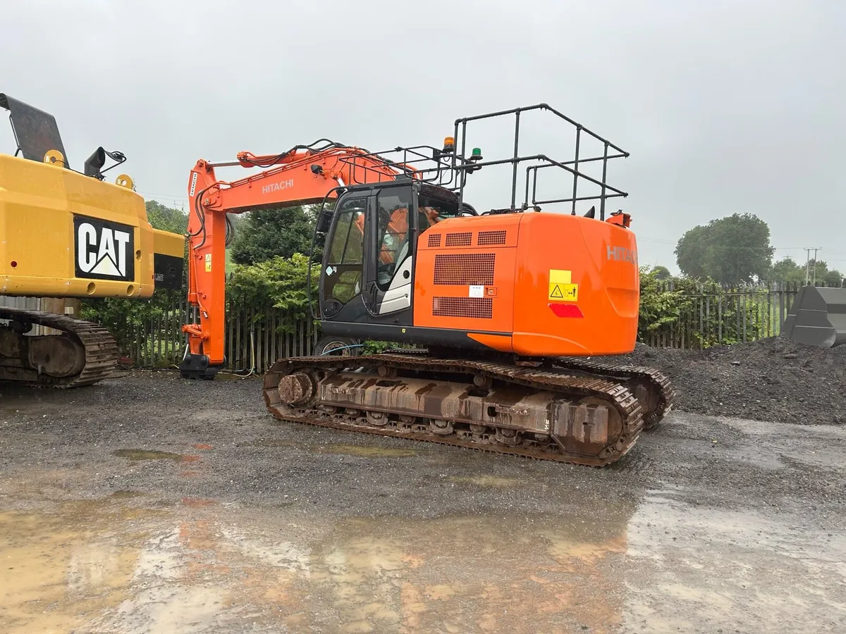 Hitachi ZX225-6 - Image 2
