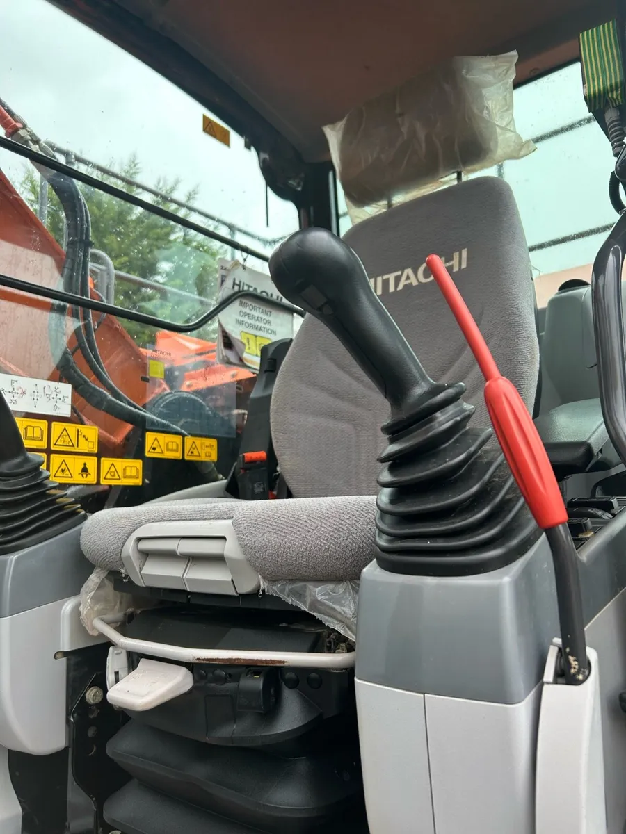 Hitachi ZX225-6 - Image 3