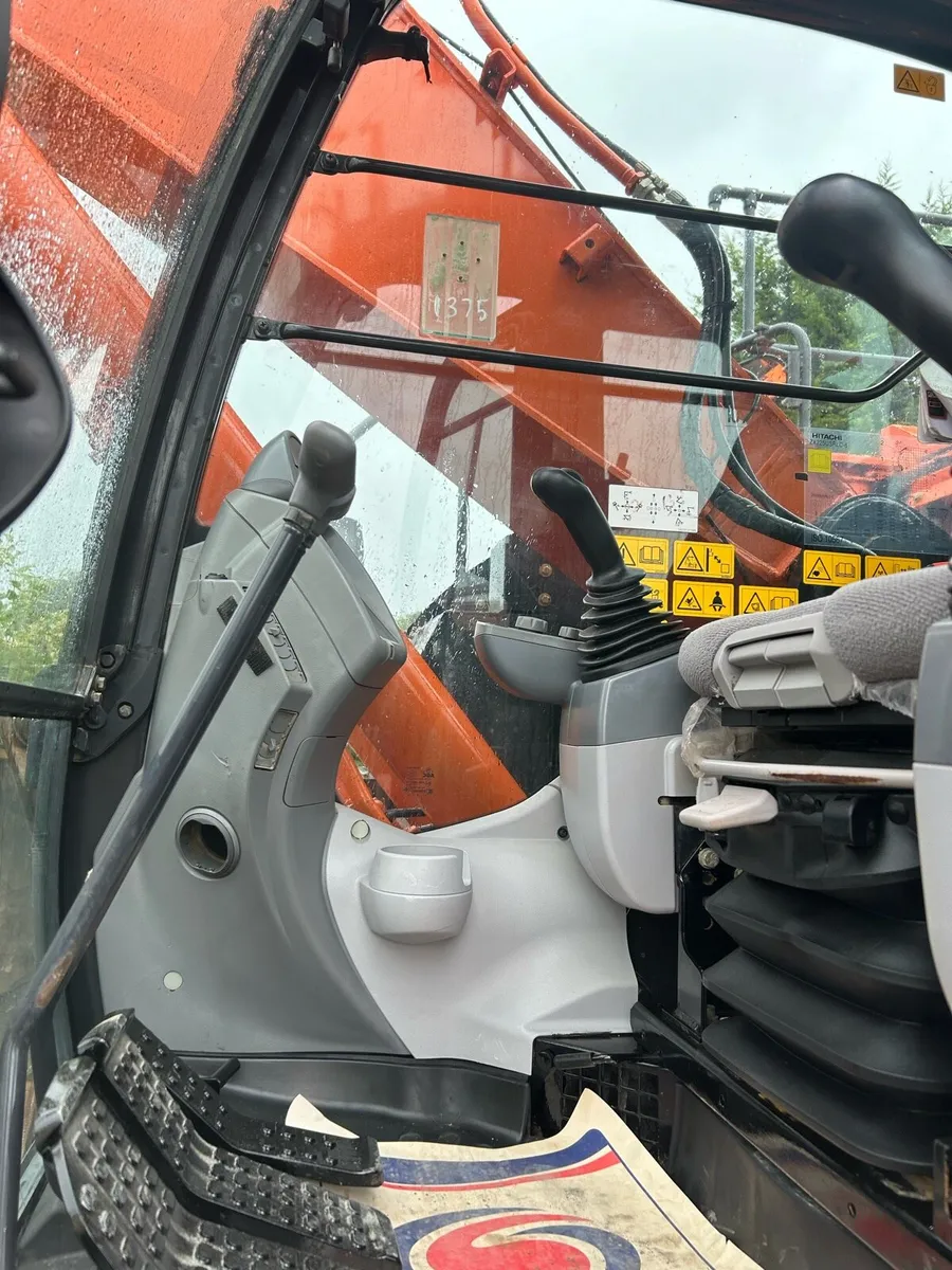 Hitachi ZX225-6 - Image 4