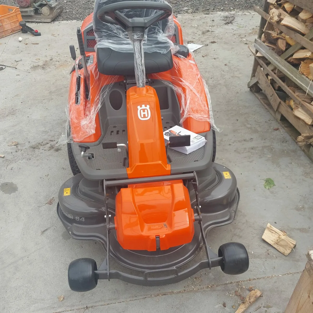 Husqvarna R214tc Ride on Front Mower - Image 2