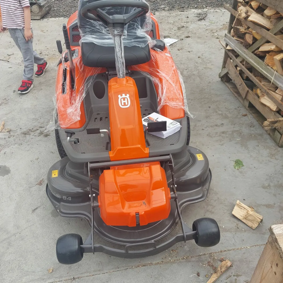 Husqvarna R214tc Ride on Front Mower - Image 3