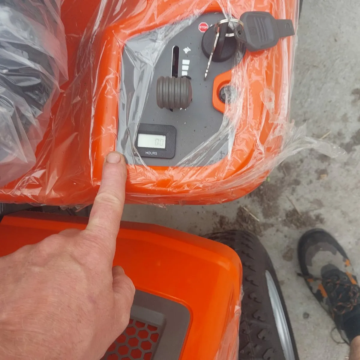 Husqvarna R214tc Ride on Front Mower - Image 4