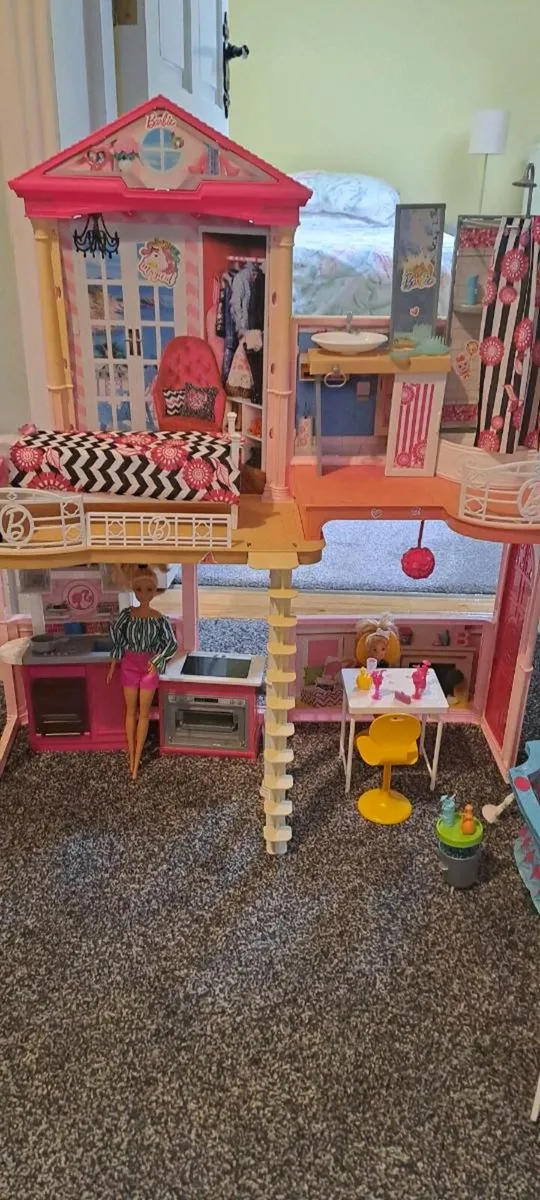 Barbie house, dolls and accesories - Image 1