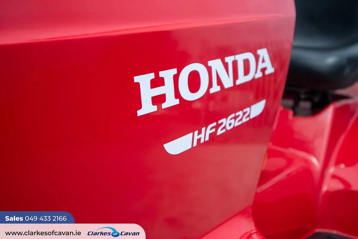 2017 Honda HF2622 ride-on lawnmower - Image 2