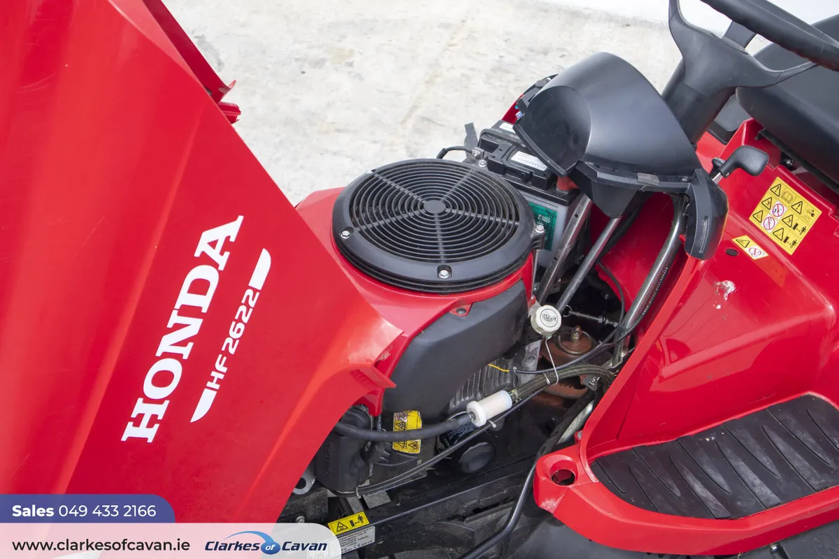 2017 Honda HF2622 ride-on lawnmower - Image 3