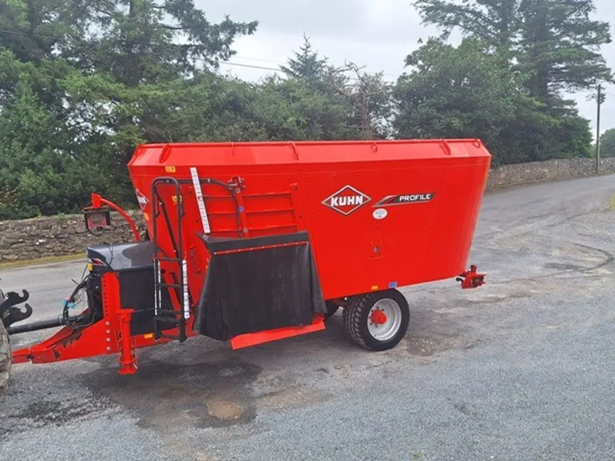 2023 Kuhn Profile 24.2DL Diet Feeder - Image 1