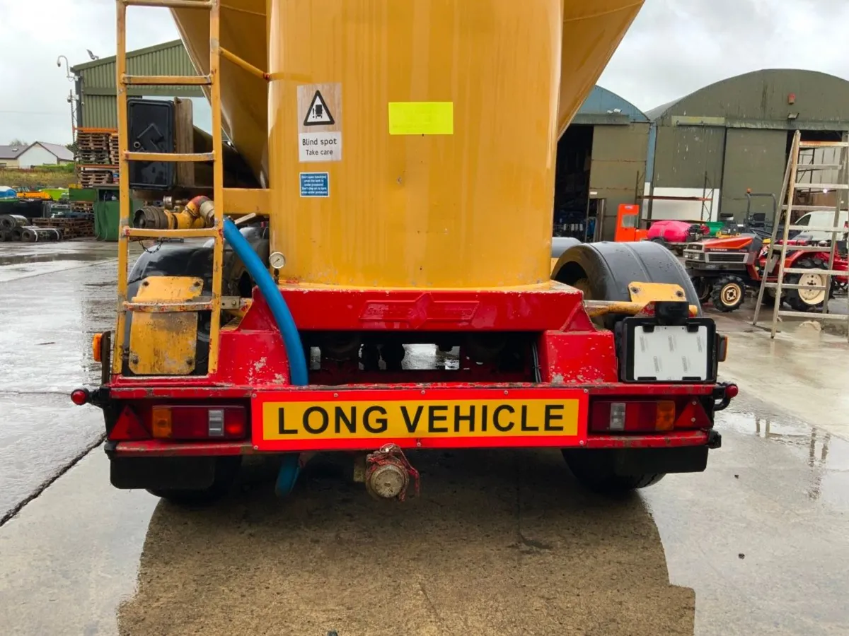 Trailer Trailer Spitzer Cement Silo Tanker....... - Image 4