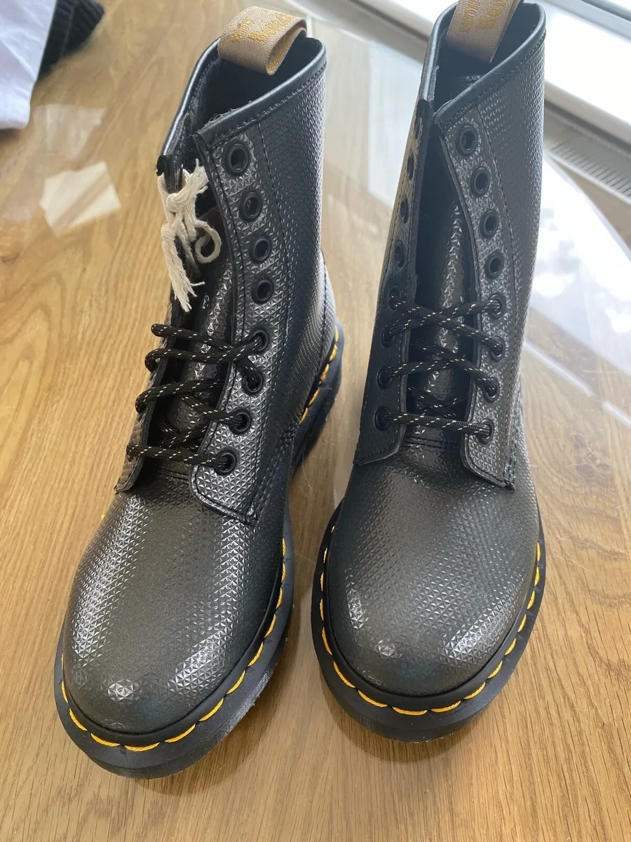 Dr martens air wave hotsell