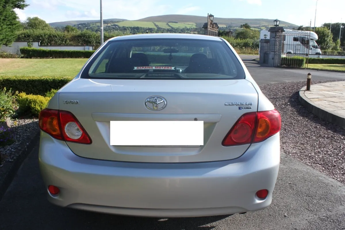 Toyota Corolla 1.4 Luna Saloon, 2010 - Image 2