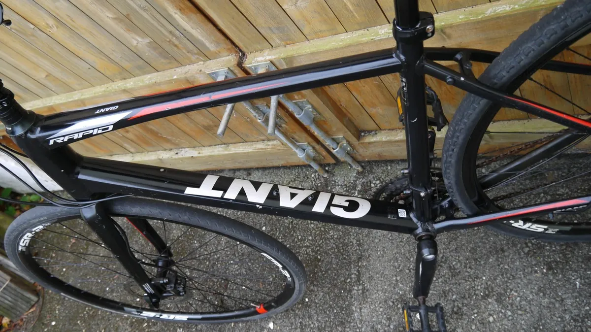 hybrid bike 23 inch frame
