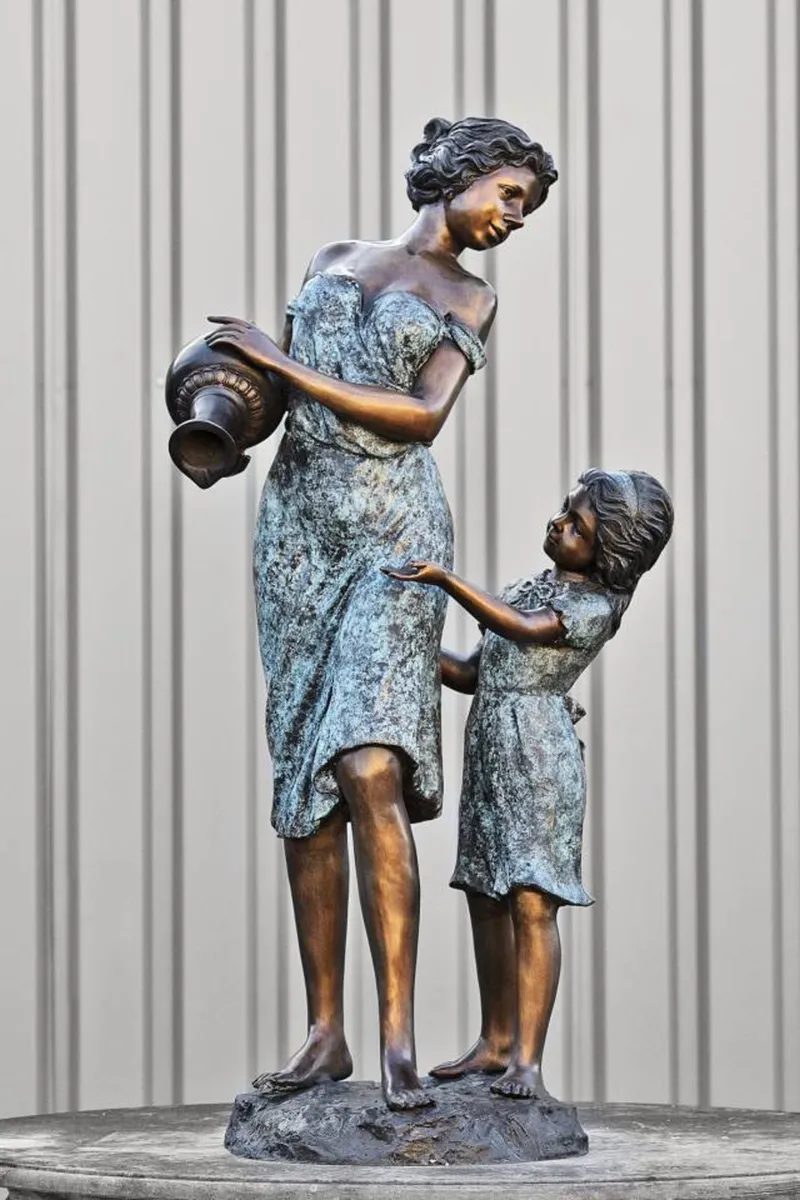 Bronze mother and daughter fountain - Image 1