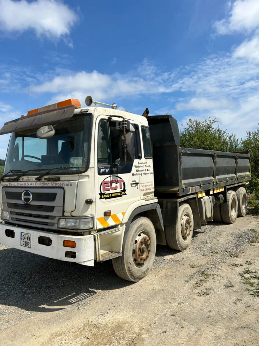 Hino tipper 2004 - Image 1