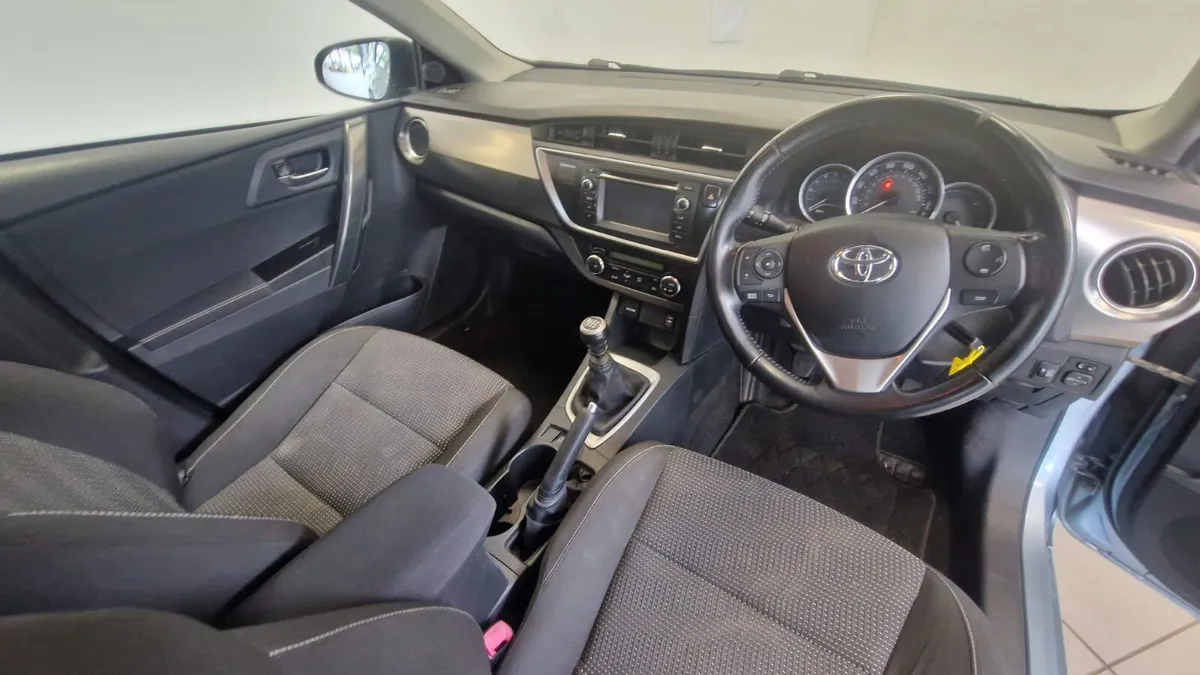 Toyota Auris 2013 - BEAUTIFUL CAR TO DRIVE - Image 4