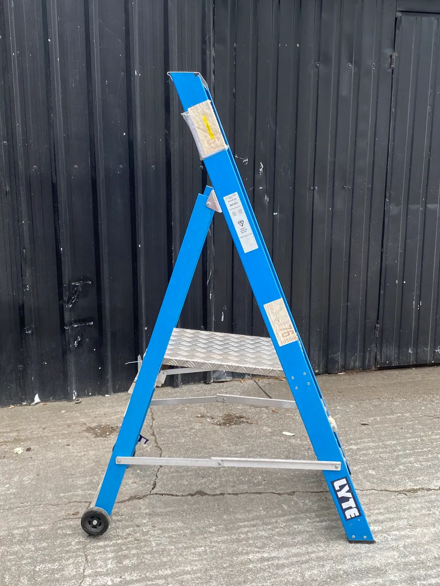 Podium Step Ladder LYTE - Image 4