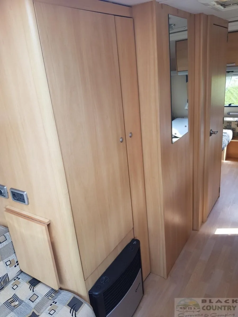 2010 STERLING EUROPA 530 5/6 BERTH CLEAN CARAVAN - Image 4