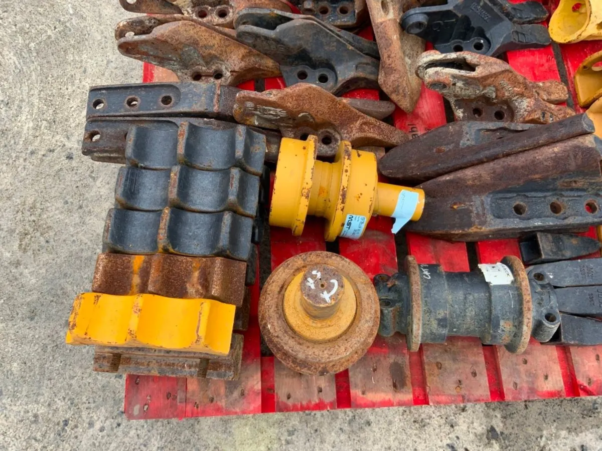 BUCKET TEETH / DOZER SPROCKET & ROLLERS. - Image 4